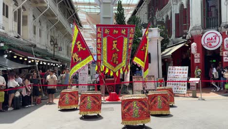 Vor-Der-Eröffnungszeremonie-Und-Bühnenvorstellung-Des-Five-Footway-Festivals-In-Chinatown,-Singapur,-Wurden-äußerst-Beliebte-Chinesische-Trommeln-Auf-Der-Straße-Aufgestellt