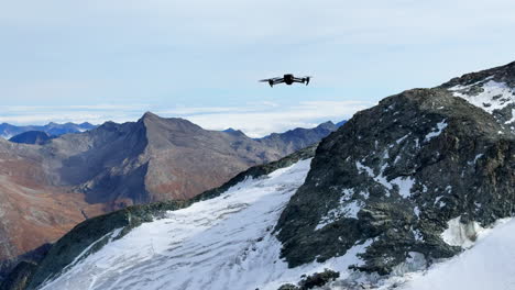 Dji-Drone-Volando-Vuelo-Sobre-Saas-Fee-Saastal-Verano-Otoño-Sucio-Marrón-Glaciar-Suiza-Alpes-Suizos-Valle-Alpino-Zermatt-Alfabeto-Taschhorn-Impresionante-Picos-Medio-Día-Soleado-Tiro-Estático