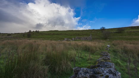 Zeitraffer-Von-Ländlichem-Natur-Ackerland-Mit-Steinmauerlinie-Im-Vordergrund,-Gelegen-Auf-Einer-Wiese-Während-Eines-Bewölkten-Regenbogentages,-Gesehen-Von-Carrowkeel-In-Der-Grafschaft-Sligo-In-Irland