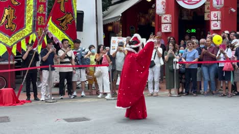 Gesicht-Oder-Maske-Wechselnder-Darsteller-Tritt-In-Chinatown,-Singapur-Auf