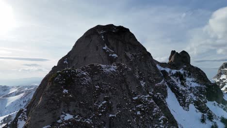 Schneebedeckte-Ciucas-Berge-Unter-Blauem-Himmel,-Schroffe-Gipfel,-Drohnenaufnahmen,-Tageslicht