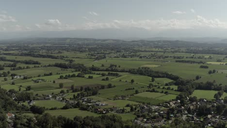 Paisaje-Rural-Cerca-De-La-Ciudad-De-Lourdes,-Francia