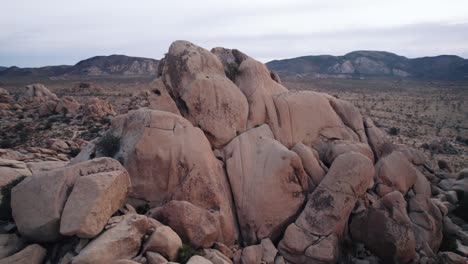 Drone-Orbitando-Alrededor-De-Una-Formación-Rocosa-Escarpada-En-El-Parque-Nacional-Joshua-Tree