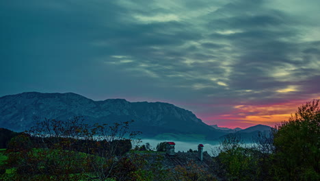 Cielo-Rojo-Y-Naranja-Del-Atardecer-Sobre-El-Timelapse-De-Las-Montañas-En-Austria