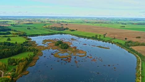 Lago-De-Agua-Dulce-Formaciones-Insulares-Naturaleza-Rural-Agricultura-Campos-Drone-Aéreo