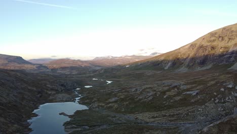 Drohnenaufnahmen-Einer-Wunderschönen-Norwegischen-Landschaft-Im-Abendlicht,-Flüssen-Und-Teichen-In-Der-Tundralandschaft