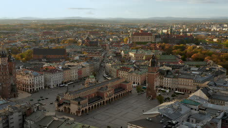 Panorama-Des-Sanft-Beleuchteten-Hauptplatzes-In-Krakau,-Der-Altstadt-Und-Des-Königsschlosses-Wawel-Am-Schönen-Morgen,-Krakau,-Polen