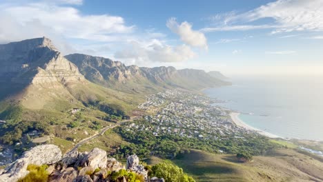 Wunderschöner-Tafelberg-In-Südafrikanischer-Landschaft-Mit-Blick-Auf-Die-Stadt-Kapstadt
