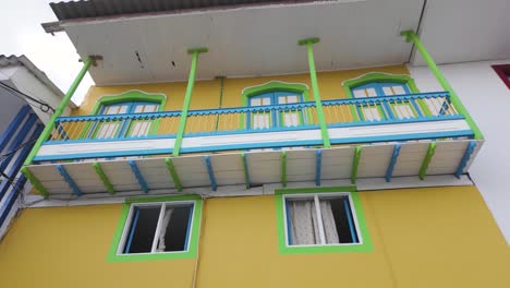 Bunte-Häuser-Mit-Bemalten-Fenstern-Und-Balkonen-In-Filandia,-Kolumbien