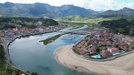 Ciudad-Costera-De-Ribadesella-En-Asturias,-Norte-De-España---Aérea-4k