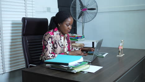 Mujer-Profesional,-Joven-Y-Africana-Trabajando-Hasta-Tarde-En-Su-Oficina.