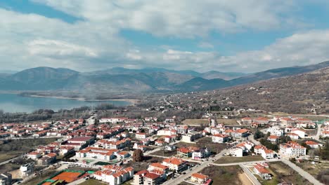 Una-Toma-De-Drones-De-La-Montaña-Del-Pueblo,-Clima-Cálido,-Volando-Sobre-Un-Lago-De-Agua-Reflectante-De-Ensueño,-Video-De-4k,-Naturaleza-Primaveral-Europea,-Hermoso-Paisaje,-Nubes-Escénicas