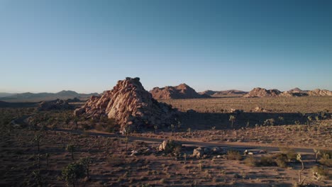 Malerische-Luftaufnahmen-Von-Drohnen-Im-Joshua-Tree-Nationalpark-Bei-Sonnenuntergang