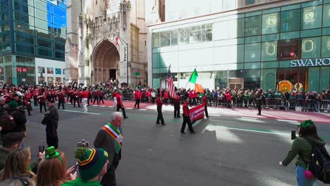 Una-Toma-Desde-El-Suelo-De-Una-Banda-De-Música-Caminando-En-La-Calle