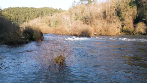 Plätscherndes-Wasser-Am-Fluss-Tâmega,-Chapa---Luftaufnahme