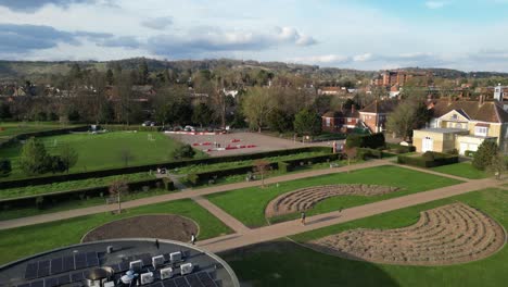 Vorstadtlandschaft-Im-Reigate-Priory-Park,-Sonniger-Tagesblick-Von-Oben