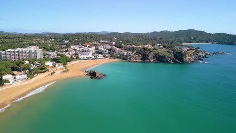 La-Fosca's-aerial-perspectives-reveal-the-opulent-beachfront-resorts-and-villas-that-cater-to-elite-travelers-seeking-unparalleled-comfort-and-service