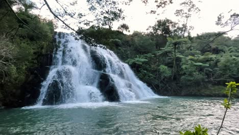 Zeitlupen-Wasserfall,-Der-Durch-Einen-Wald-In-Einen-See-Stürzt