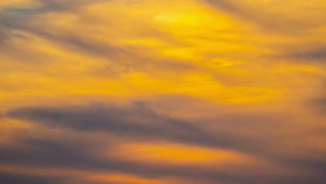 Bunter-Himmel-Mit-Dunklen-Wolken-über-Dem-Sonnenuntergangshimmel
