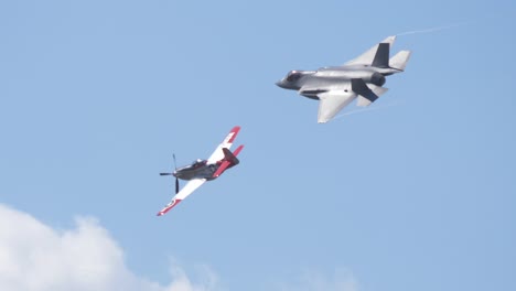 Vuelo-Patrimonio-De-Usaf,-Formación-De-P51-Mustang-Y-F35-Lightning-Ii