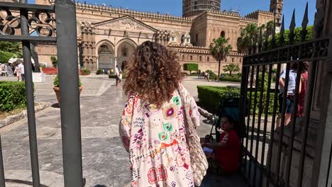 Seguir-Toma-En-Cámara-Lenta,-Mujeres-Yendo-A-La-Catedral-De-Palermo,-Italia