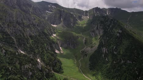 Üppiges-Malaiesti-Tal-Im-Bucegi-Gebirge-Mit-Leuchtend-Grünen-Hängen-Und-Wanderwegen,-Luftaufnahme