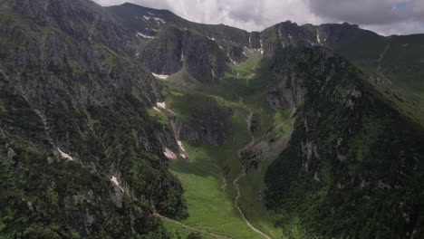 Exuberante-Valle-De-Malaiesti-En-Las-Montañas-De-Bucegi-Con-Vibrantes-Laderas-Y-Senderos-Verdes,-Vista-Aérea