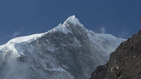 Cerca-De-La-Cumbre-Rocosa-Helada-De-Langtang-Lirung-Contra-Un-Cielo-Azul