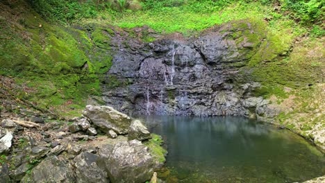 Rundblick-Auf-Den-Wasserfall-Oquê-Pipi,-Dessen-Wasser-Auf-Einen-Kleinen-See-Fällt