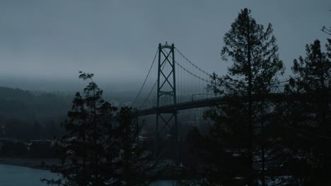 Blick-Auf-Die-Lions-Gate-Bridge-In-Vancouver-Vom-Aussichtspunkt-Prospect-Point-An-Einem-Regnerischen-Tag-Und-Stimmungsvolle-Atmosphäre-Im-Winter,-British-Columbia,-Kanada