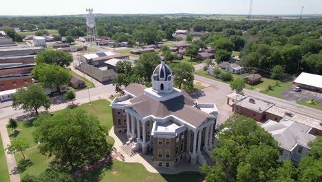 Dies-Ist-Ein-Luftbildvideo-Des-Love-County-Gerichtsgebäudes-In-Marietta,-Oklahoma