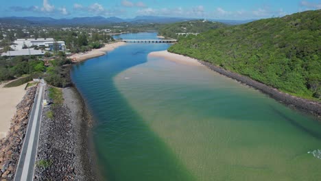 Agua-Azul-Clara-Del-Arroyo-Tallebudgera-Por-El-Promontorio-De-Burleigh-En-Gold-Coast,-Queensland,-Australia