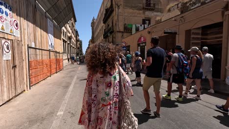 Siga-La-Foto-De-Los-Turistas-Que-Caminan-En-La-Calle-Via-Vittorio-Emanuele-En-Palermo,-Italia.