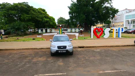 Blick-Vom-Schild-„I-Love-STP“-In-Der-Stadt-Sao-Tome,-Afrika