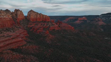 Red-Rock-Buttes-In-Sedona,-Arizona-At-Sunset---Drone-Shot
