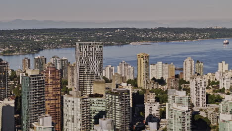 Vancouver,-BC,-Kanada,-Luftaufnahme,-V81,-Vergrößerte-Ansichten,-Drohnenüberflug-über-Den-Hafen,-Erfassung-Des-Stadtbilds-Des-West-End-Viertels-Vor-Der-English-Bay-Mit-Schiffen-Auf-Dem-Wasser-–-Aufgenommen-Mit-Mavic-3-Pro-Cine-–-Juli-2023