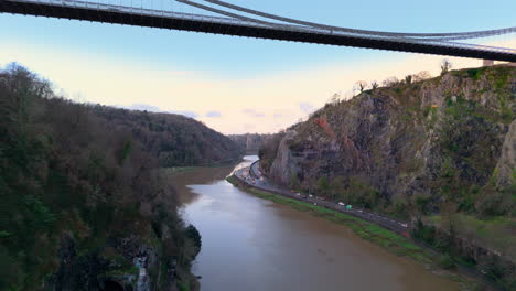 Plataforma-Rodante-Aérea-Hacia-Atrás-Que-Muestra-El-Histórico-Puente-Colgante-De-Peaje-De-Clifton-Y-Hotwells