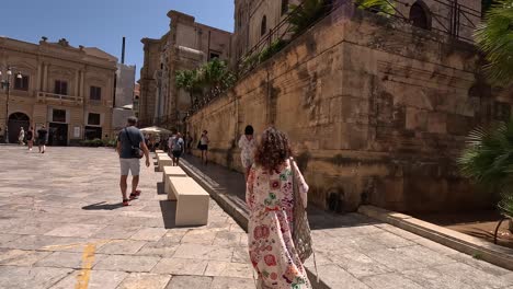 Siga-La-Foto-De-Las-Mujeres-Turísticas-Que-Caminan-En-El-Centro-De-La-Ciudad-De-Palermo-En-Italia