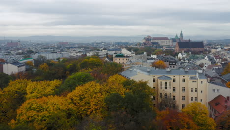 Panorama-Der-Sanft-Beleuchteten-Mietshäuser-In-Der-Krakauer-Altstadt-Und-Des-Königsschlosses-Wawel-Am-Bewölkten-Morgen,-Krakau,-Polen