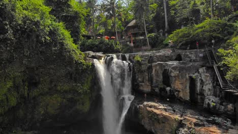 Cascada-De-Tegenungan-En-El-Bosque-En-Bali,-Indonesia---Tiro-Con-Plataforma-Rodante-Con-Drones