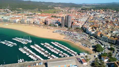 Palamós,-seen-from-above,-presents-a-captivating-blend-of-historical-charm-and-coastal-beauty-along-the-Costa-Brava