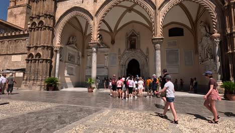 Touristen-Schlange-Vor-Dem-Haupteingang-Der-Kathedrale-Von-Palermo-In-Italien