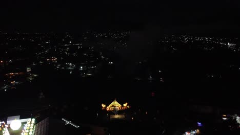 Wunderschönes-Feuerwerk-Am-Nachthimmel-Der-Stadt-Puebla-Während-Des-Festivals-Der-Lichtshow