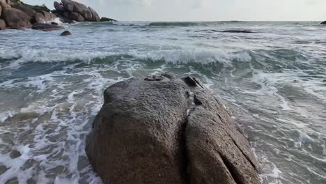 Toma-En-Cámara-Lenta-De-Olas-Del-Mar-Rompiendo-Contra-Piedra-Lisa-En-La-Playa