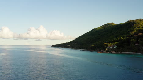 Türkisfarbenes-Wasser,-Kristallklarer-Blauer-Himmel-Und-Eine-Leuchtend-Grüne-Insel