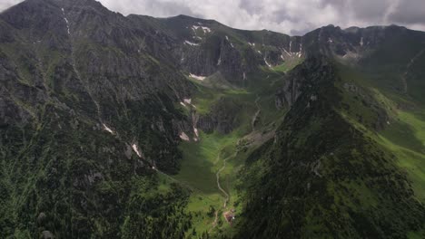 Las-Exuberantes-Montañas-De-Bucegi-Con-Espectaculares-Valles-Y-Picos,-Verano,-Vista-Aérea