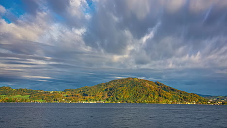 See-Mehrfarbiger-Baum-Hügel-Zeitraffer-Bewegte-Wolken-Zeit-Vergeht-Naturlandschaft