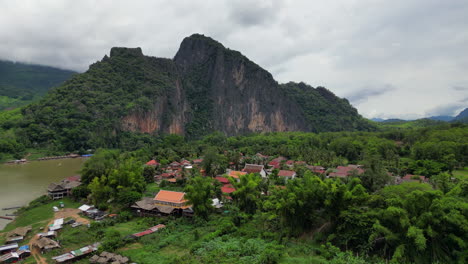 El-Río-Mekong-Serpentea-Alrededor-De-La-Aldea-De-Pak-Ou,-Cerca-De-Luang-Prabang,-Laos.