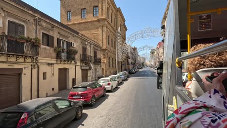 Blick-Aus-Dem-Fenster-Des-Hop-on-Hop-off-Busses-Bei-Der-Stadtrundfahrt-Durch-Palermo-In-Italien