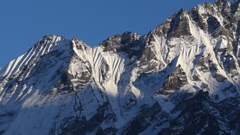Schwenkansicht-über-Hochgelegenes-Bergmassiv-Des-Langtang-Lirung-Im-Nepalesischen-Himalaya